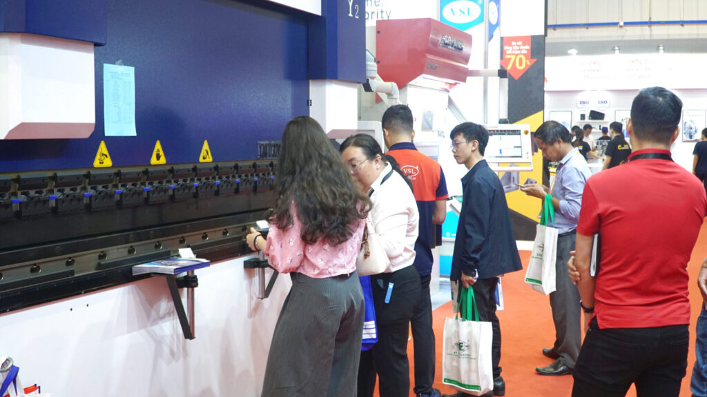 Máy chấn tôn CNC